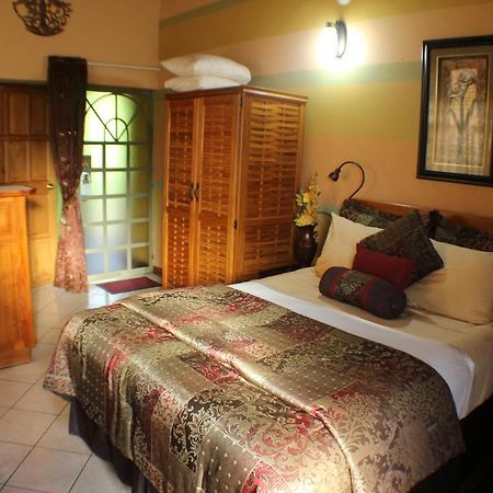 مبيت وإفطار Bon Accord Village Native Abode المظهر الخارجي الصورة